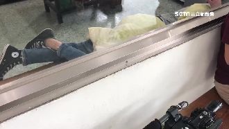 醉男狂飆撞十車　遭逮後竟躺警局昏睡