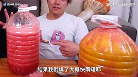 挑戰大西瓜榨成汁。（圖／翻攝自搞神馬 YouTube）