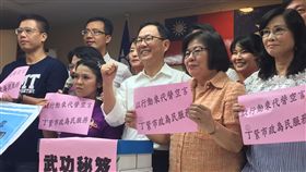 協助丁守中　北市議會藍營黨團成立顧問團國民黨台北市長參選人丁守中（中）15日赴台北市議會拜會現任議員，議長吳碧珠宣布成立市政顧問團協助丁守中，並啟動輔選列車。中央社記者劉建邦攝　107年8月15日