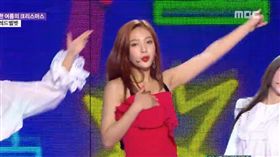 女偶像熱舞肩帶鬆開險走光 單手護胸救援被狂讚 翻攝自youtube