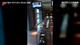 男子將保齡球丟出的瞬間，人也一起飛了出去。
