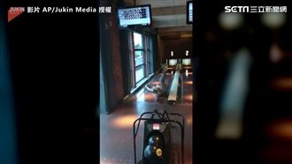 帥氣展保齡球技！下一秒男子竟慘跌