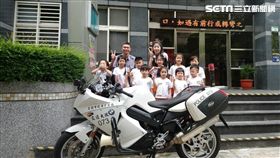 寶仁幼兒園前往木新派出所參訪，小朋友都十分興奮及開心（翻攝畫面）