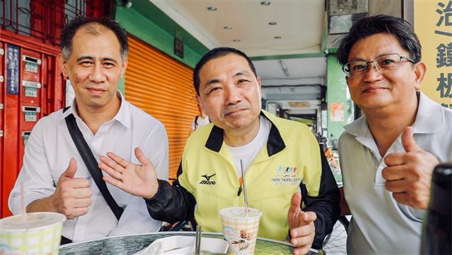 侯友宜挺低薪族　網譏：包租公裝平民