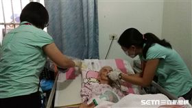 二水鄉83歲的王奶奶失智症長期臥床引發尾椎嚴重褥瘡，透過居家醫療服務，一年後，褥瘡完全改善。（圖／記者楊晴雯攝）