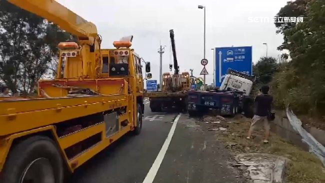 為閃狗！騎士慘摔、化學槽車撞破護欄