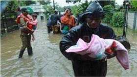 疑引擎故障釀禍…蘇丹渡輪翻覆　至少22名學童溺斃　圖／翻攝自推特