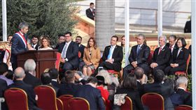 蔡總統出席新任巴拉圭總統阿布鐸就職典禮總統蔡英文（後右）出訪友邦巴拉圭，15日在巴拉圭總統府，出席新任巴拉圭總統阿布鐸（Mario Abdo Benitez）（左立者）的就職典禮。中央社記者裴禛亞松森攝　107年8月15日