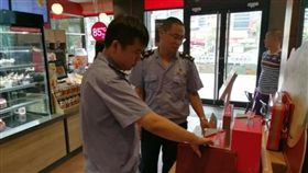 ▲福建南安官員對85°C展開食安檢查。（圖／翻攝自微博）