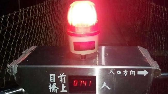 毛！深夜無人吊橋竟超載「741人」