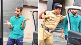 近日全球各地掀起「KIKI挑戰」（Kiki Challenge）的風潮，在各大社群平台都能看到有人跟在行進中的轎車車門旁「邊走路邊跳舞」。日前就有一名男子在挑戰時，警察突然出現，還跟著音樂節奏一起扭動，最後警察拿出「手銬」向車內的人招手，似乎暗指他們將被逮捕。（圖／翻攝自《zoom》YouTube）