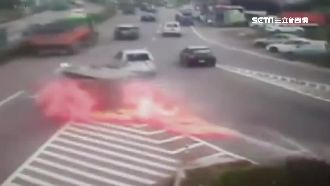 小貨車翻車起火　短短5分鐘燒成廢鐵