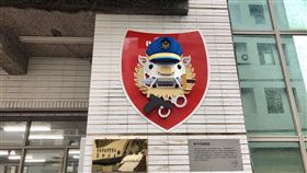 戴警帽配手槍手銬　警察劍獅台南安平現蹤