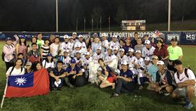 中華青少棒代表隊與加油團及僑胞合影。（圖／體育署提供）