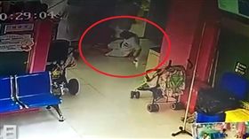 大陸四川一名婦人帶孫子看醫生時，不滿護理師拔針弄痛孫子，竟拿吊點滴的桿子朝護理師肩膀打，害這名懷孕6個月的護理師倒地不起，甚至出現宮縮現象。當地警方獲報後，對婦人做出行政拘留10天、罰緩200元（約新台幣892元）。（圖／翻攝自《Anecdote news》YouTube）