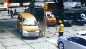 廣東,碰瓷,假車禍,殘忍,打滾（圖／看看新聞）