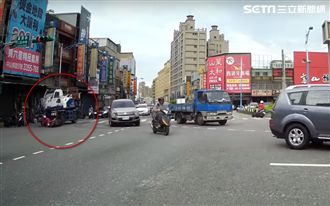 直擊車禍！「啊⋯她被吊車捲進去了」