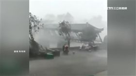 狂風暴雨來襲　網購廊橋倒塌只剩橋面