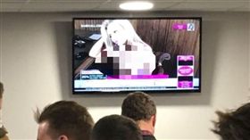 尷尬！足球賽中場　螢幕竟跳色情頻道
英聯盃,布里斯托爾流浪者,色情頻道,限制級,家長監護
翻攝自推特