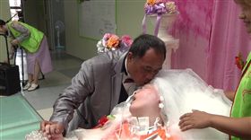  台東小黃司機堅貞愛情 與植物人妻子辦結婚（圖／翻攝畫面）