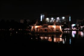 台中公園變身湖中宮殿　七夕浪漫點燈