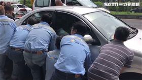 機車,騎士,追撞,彰化,抬車(翻攝畫面)