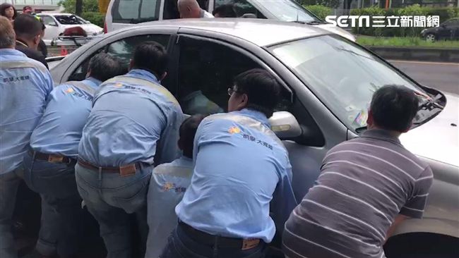 騎士追撞飛進車底！民眾合力抬車救援