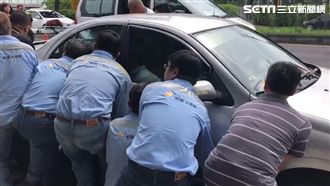 騎士追撞飛進車底！民眾合力抬車救援