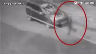 恐怖畫面！鬼影離奇穿越車陣