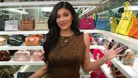 凱莉傑納拍影片介紹自己的私人名牌包包間（圖／翻攝自Youtube影片）