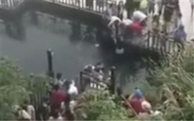 橋,斷裂,負重,遊客,拍照,大陸,湖南,東江湖,擦傷,受傷,救援 圖／翻攝自看看新聞　https://goo.gl/bwzALD