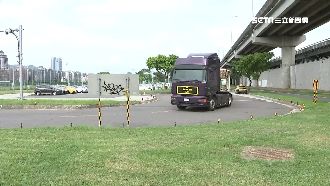 高薪靠技術！司機閃「地雷路段」保車