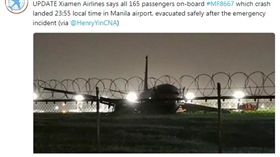 廈門航空一架編號MF8667、從廈門飛往馬尼拉的客機，昨（16）日晚間11時55分準備降落菲律賓馬尼拉時衝出跑道（圖／翻攝自推特@airlivenet）