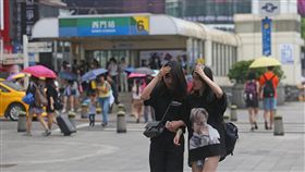西南風影響　全台19縣市大雨豪雨特報（1）受到西南風影響，中央氣象局14日針對中南部6縣市發布豪雨特報，其他13縣市大雨特報。台北市下午有不定時短暫陣雨，民眾紛紛撐傘遮雨。中央社記者吳家昇攝　107年8月14日