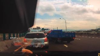 貨車想插隊　水泥車霸氣叭聲趕走他