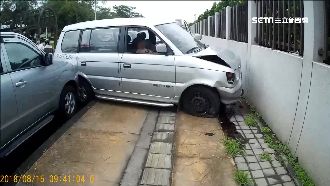 鬼月驚見無人車！暴衝撞進停車隊伍
