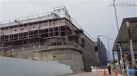 台積電15廠7期工地發生灑水車壓傷工人事件，包商遭爆雇用未滿16童工開車，害工人命危截肢。