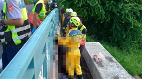 台中,上吊,輕生,台灣大道,鐵橋（圖／翻攝畫面）