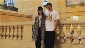 周杰倫在IG上摟著老婆昆凌祝七夕情人節快樂。（圖／翻攝自周杰倫IG）