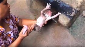 印度欽奈區一名45歲婦人吉塔（Geeta），日前在路邊聽到地下排水管傳出哭聲，她伸手進水管查看，沒想到竟拉出一位剛出生的嬰兒，所幸嬰兒送醫後無大礙。目前當地警方正在調查、釐清中。（圖／YouTube《News of Towns》）