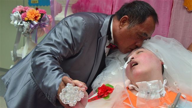 超感動！　他與植物人妻子結婚圓夢