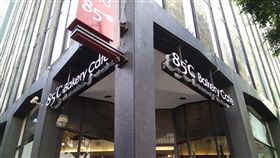 洛城市中心的85度C洛城市中心的85度C在2016年6月10日開幕，曾大張旗鼓標榜是首家打進洛杉磯市中心的台灣烘培店，如今因總統蔡英文過境洛城順道拜訪這家店，反被中國貼上台獨企業的標籤。中央社記者曹宇帆洛杉磯攝  107年8月16日