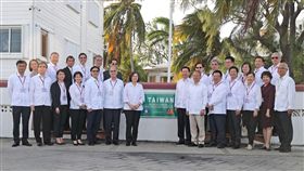 蔡總統抵貝里斯  訪台灣街1號總統蔡英文（前排左7）當地時間16日下午飛抵貝里斯，這是蔡總統首度造訪貝里斯，與訪團成員入境隨俗換上貝里斯的瓜亞貝拉衫，隨後前往駐貝里斯大使館視察，與台灣街街牌及「台灣街1號」門牌合影。中央社記者裴禛貝里斯攝  107年8月17日