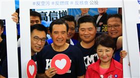 馬英九陪盧秀燕掃街  宣傳三項公投連署前總統馬英九（前右2）17日陪同國民黨籍台中市長參選人盧秀燕（前右）到水湳市場拜票，並宣傳反空污、反核食與反深澳電廠的公投連署。中央社記者蘇木春攝　107年8月17日