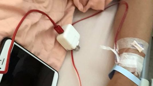 豬隊友拿充電線拔到點滴管…他秒崩潰