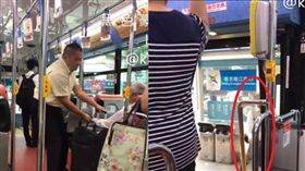 阿伯公車無理咆嘯低血糖女子飲食，遭司機霸氣請下車。（圖／翻攝黑色豪門企業）