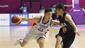 亞運女籃　中華對韓國（3）2018年亞洲運動會在印尼的雅加達、巨港進行，中華女籃17日對上南、北韓組成的韓國隊，中華隊彭詩晴（左）突破對方防守。中央社記者張新偉雅加達攝　107年8月17日