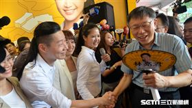 柯文哲林昶佐握手致意台北市長柯文哲（前右）28日出席時代力量提名台北市議員參選人林亮君（前右2白衣者）的競選總部開幕茶會，與時力立委林昶佐（前左2）握手致意。中央社記者孫仲達攝　107年7月28日