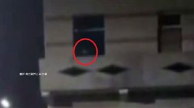 夜遊廢棄眷村壯膽，直播驚見「阿飄」，他們嚇到逃離返程離奇摔車。