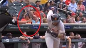 打者超狂甩棒！竟被主審一個動作完爆 
MLB,甩棒,主審,Nicholas Castellanos,全壘打 
翻攝自臉書《ESPN》